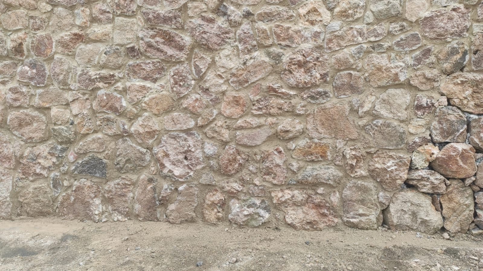 Détail de pierre naturelle taillée à la main par MM Tailleur de Pierre